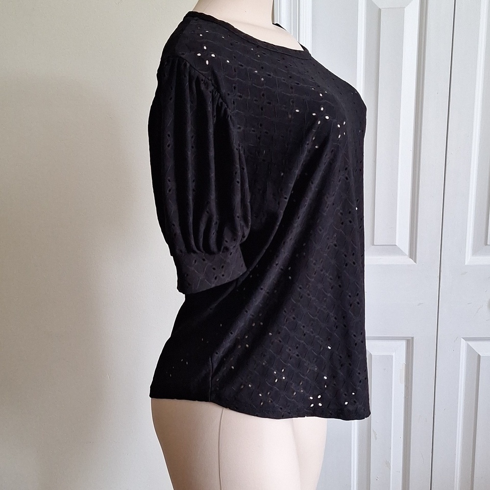 3/$20 Kim & Cami Black Eyelet Blouse Size Large - Picture 2 of 7